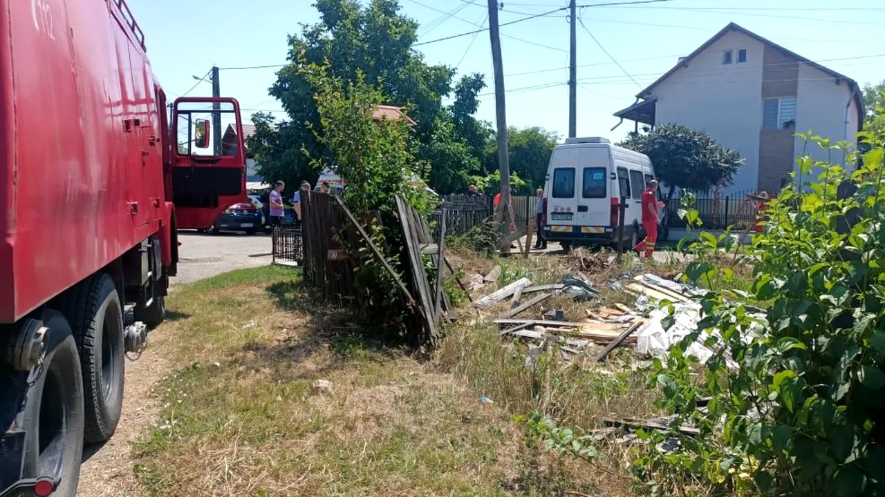 Intervenție de urgență în Prahova. Un microbuz cu 10 pasageri a scăpat de sub control după ce șoferului i s-ar fi făcut rău