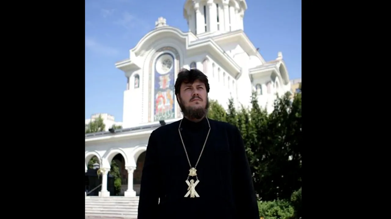 Preotul Eugen Tănăsescu și-a dat demisia, după ce a dat de înțeles că o CLARVĂZĂTOARE celebră influențează toate deciziile luate de ÎPS Teodosie