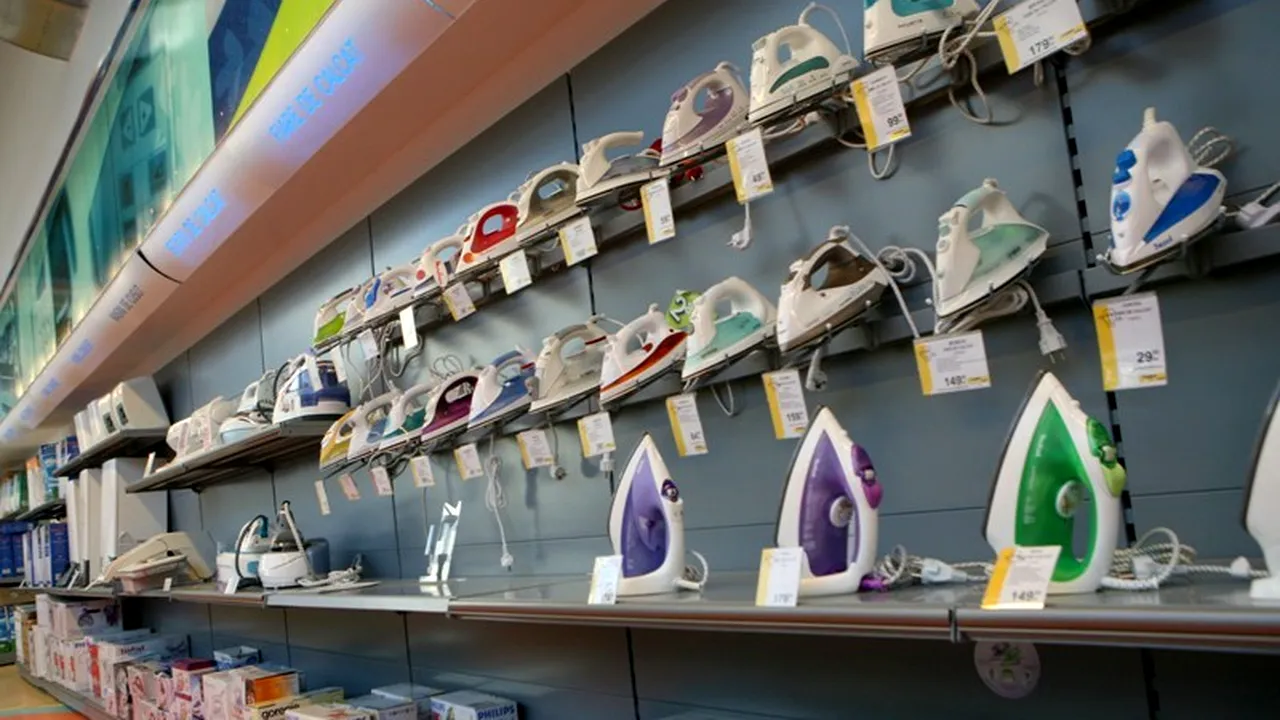 Românii plătesc mai mult pe electrocasnice decât germanii și se îmbracă mai scump decât spaniolii