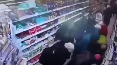 VIDEO| Imagini incredibile din magazinele din Rusia. Oamenii se luptă disperați pentru zahăr
