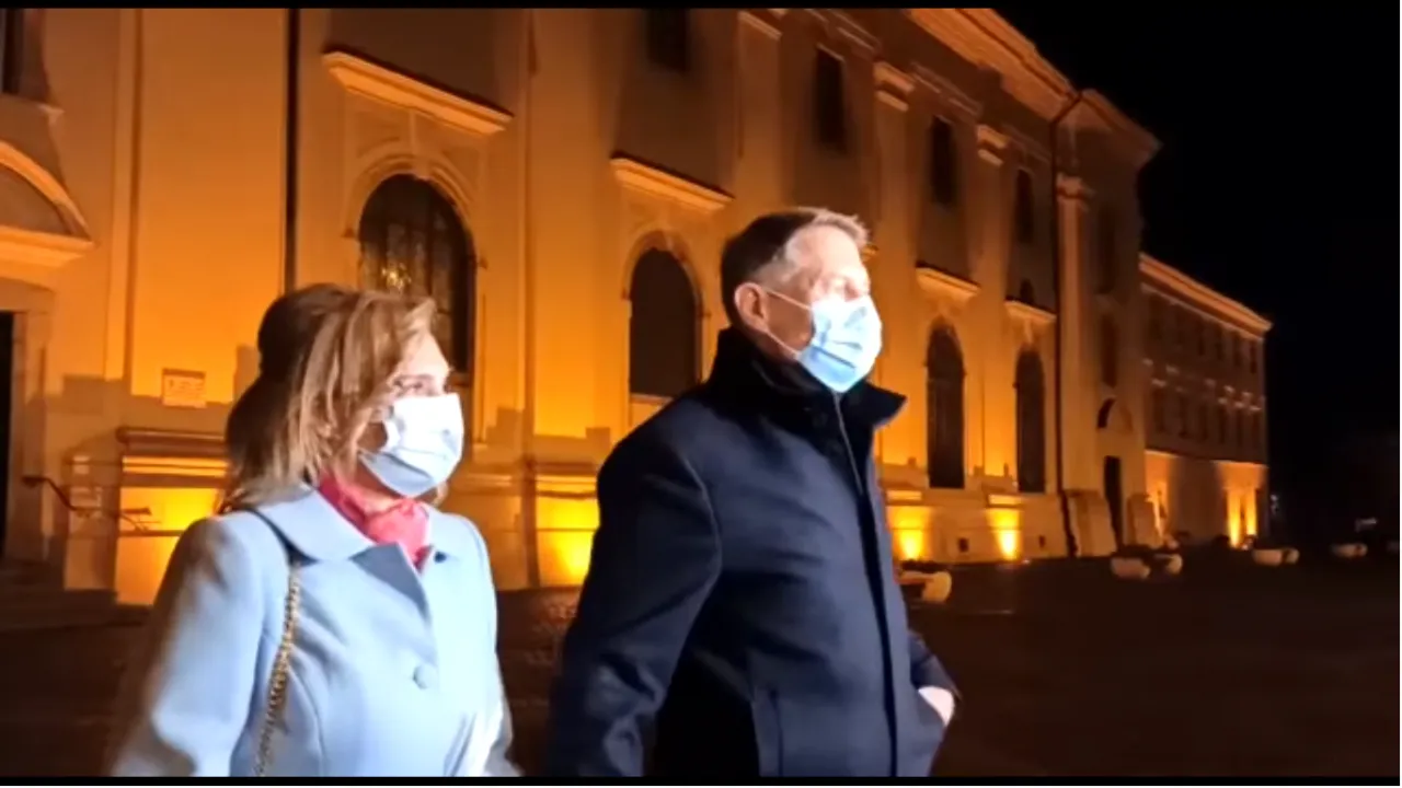 Klaus Iohannis participă la Slujba de Înviere la o biserică din centrul Sibiului