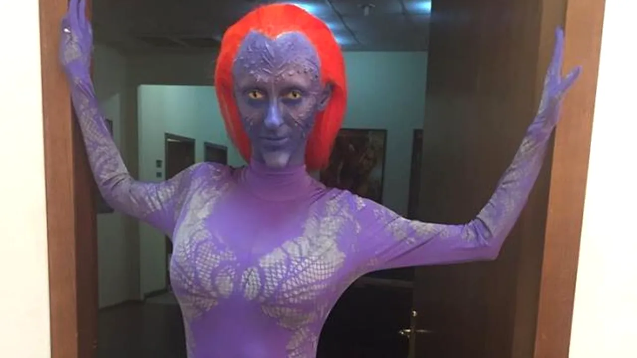 Vedeta din România care a apărut costumată AȘA la petrecerea de Revelion