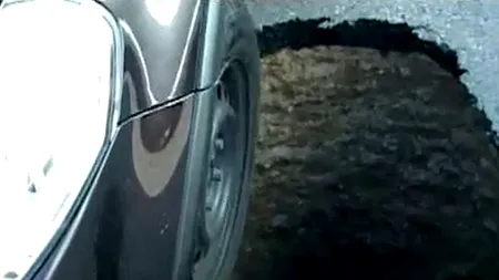 Pericol pentru șoferi: o groapă adâncă de 2 metri s-a format în centrul orașului Pitești