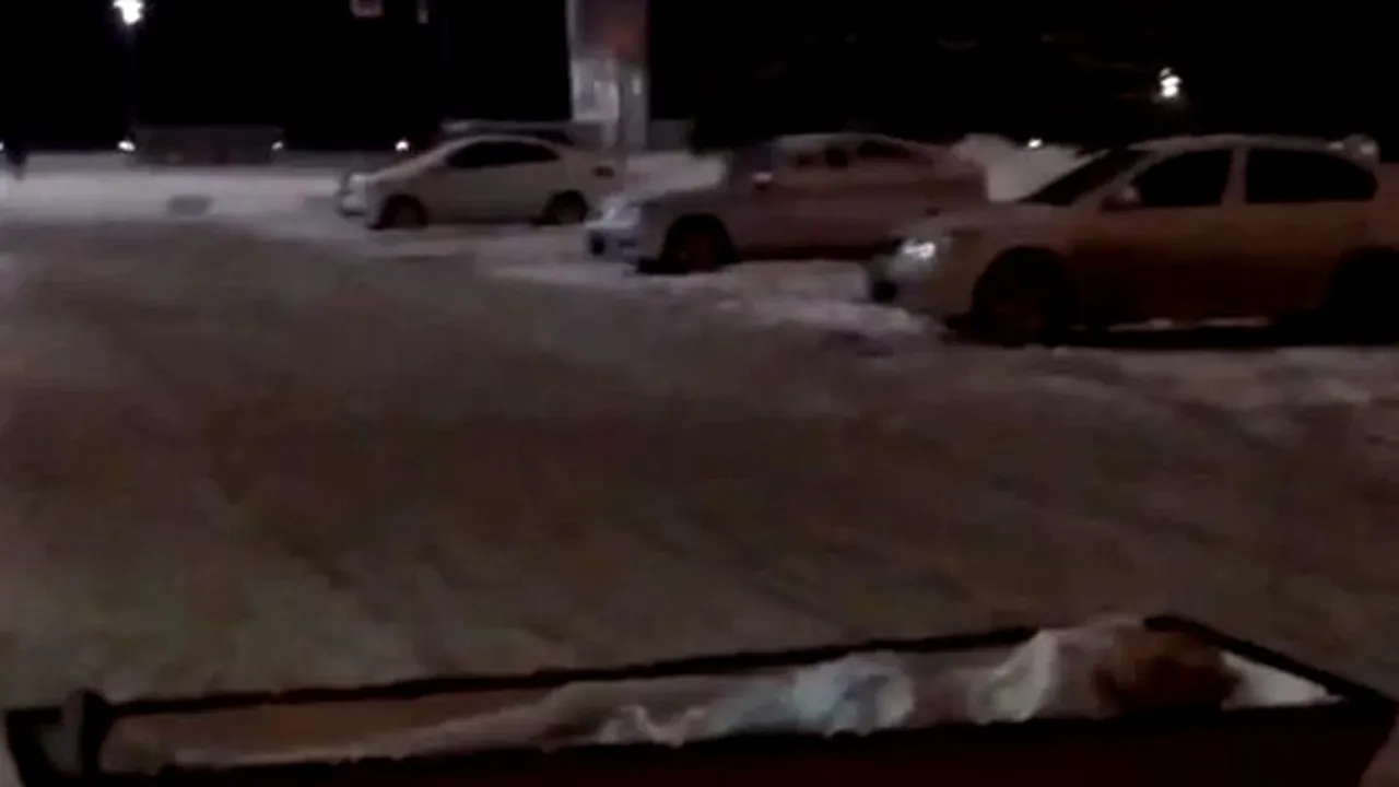 MAFIA CIMITIRELOR: O femeie din Rusia a dus SICRIUL soțului în fața parlamentului regional, după ce NU a fost lăsată să-l îngroape
