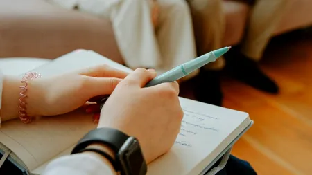 Un psiholog fără atestat „trata” pacienții din Dâmbovița. Femeia a primit vizita polițiștilor