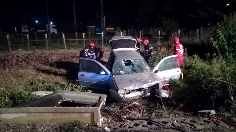 Un mort și trei răniți după ce mașina în care erau a ieșit în decor, în județul Hunedoara 