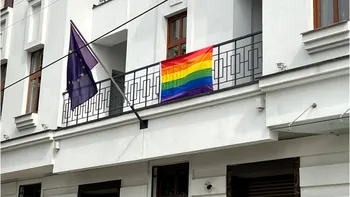 Drapelul LGBT a fost arborat pe clădirea Delegației UE în Republica Moldova, pentru a marca Ziua internațională împotriva Homofobiei