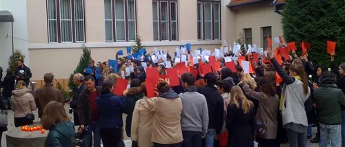 Peste 200 de persoane au comemorat victimele atentatelor de la Paris, la Institutul Francez din Cluj