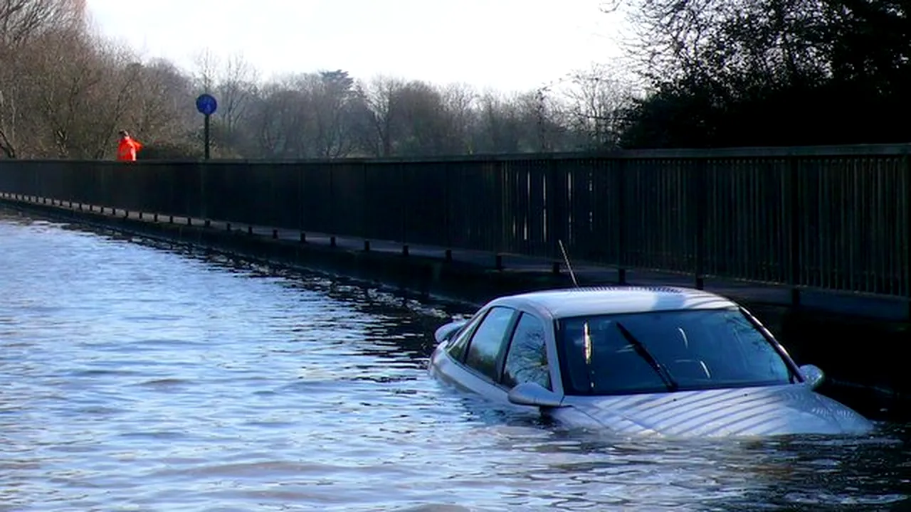 Mașină surprinsă de VIITURĂ în Tulcea. Apa avea un metru