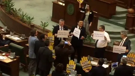 După USR, a venit rândul PSD să protesteze. Ce mesaje au afișat senatorii social-democrați în plen