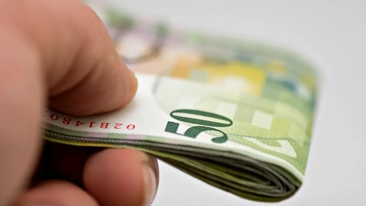 Aproape 140 de români au averi de cel puțin 30 milioane de dolari