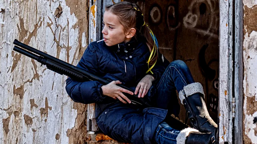 „Fetița cu acadea”. Povestea și adevărul din spatele fotografiei cu fata din Kiev, care ține o armă în mână