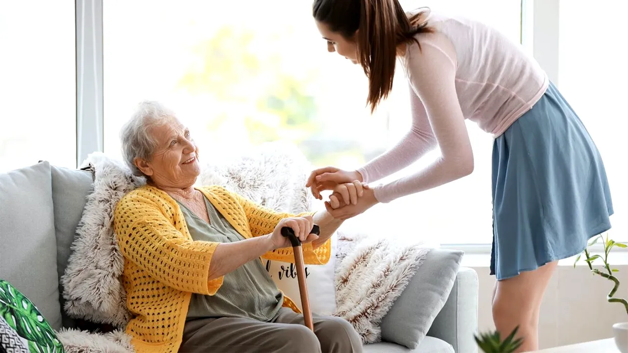 Ce au pățit doi pensionari din Italia, după ce au angajat o BADANTĂ din România. Ce le făcea îngrijitoarea, când bătrânii nu erau atenți