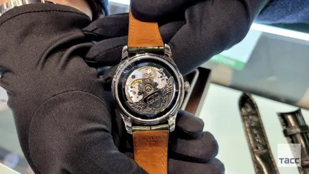 Firma care îi face mașina prezidențială lui Putin a lansat un ceas de lux în parteneriat cu Fabrica Imperială Peterhof. Cât COSTĂ bijuteria