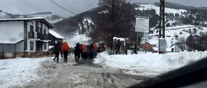 Situație scandaloasă într-una dintre cele mai vechi stațiuni montane din România! Turiștii au fost nevoiți să urce 4 km pe jos, spre cabane