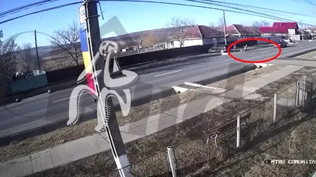 VIDEO | Momentul în care o fetiță de 7 ani este spulberată de o mașină pe un drum din Vaslui, surprins de o cameră de supraveghere. Medicii sunt rezervați cu privire la șansele de supraviețuire ale copilului