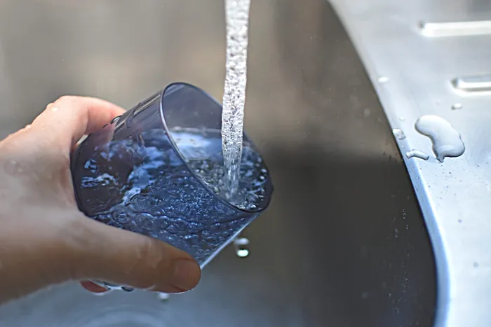 Cum dozatoarele comerciale de apă pot deveni surse de contaminare microbiană, potrivit experților. Ce arată un studiu