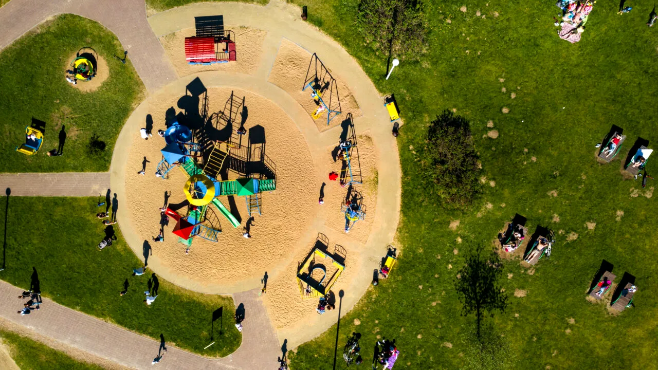 Româncă, amendată în Italia pentru că fiul ei s-a dat în leagăn, într-un parc: 