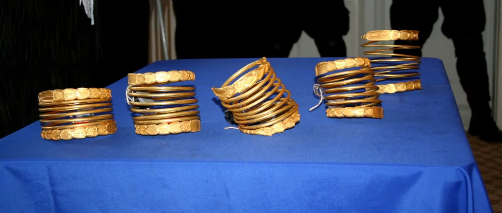 Cum au scăpat de închisoare persoane care au furat brățări dacice din Sarmizegetusa Regia și le-au vândut. Prejudiciul fusese stabilit la peste 1,4 milioane de euro