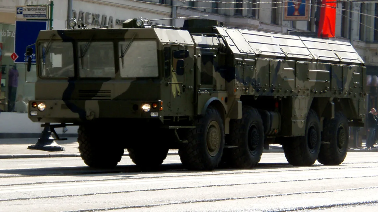 NATO este în alertă: Rusia a transferat la graniță rachete care pot transporta focoase atomice

