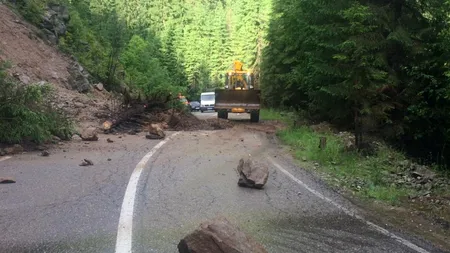 Transalpina blocată de aluviuni și stânci în mai multe locuri - FOTO 