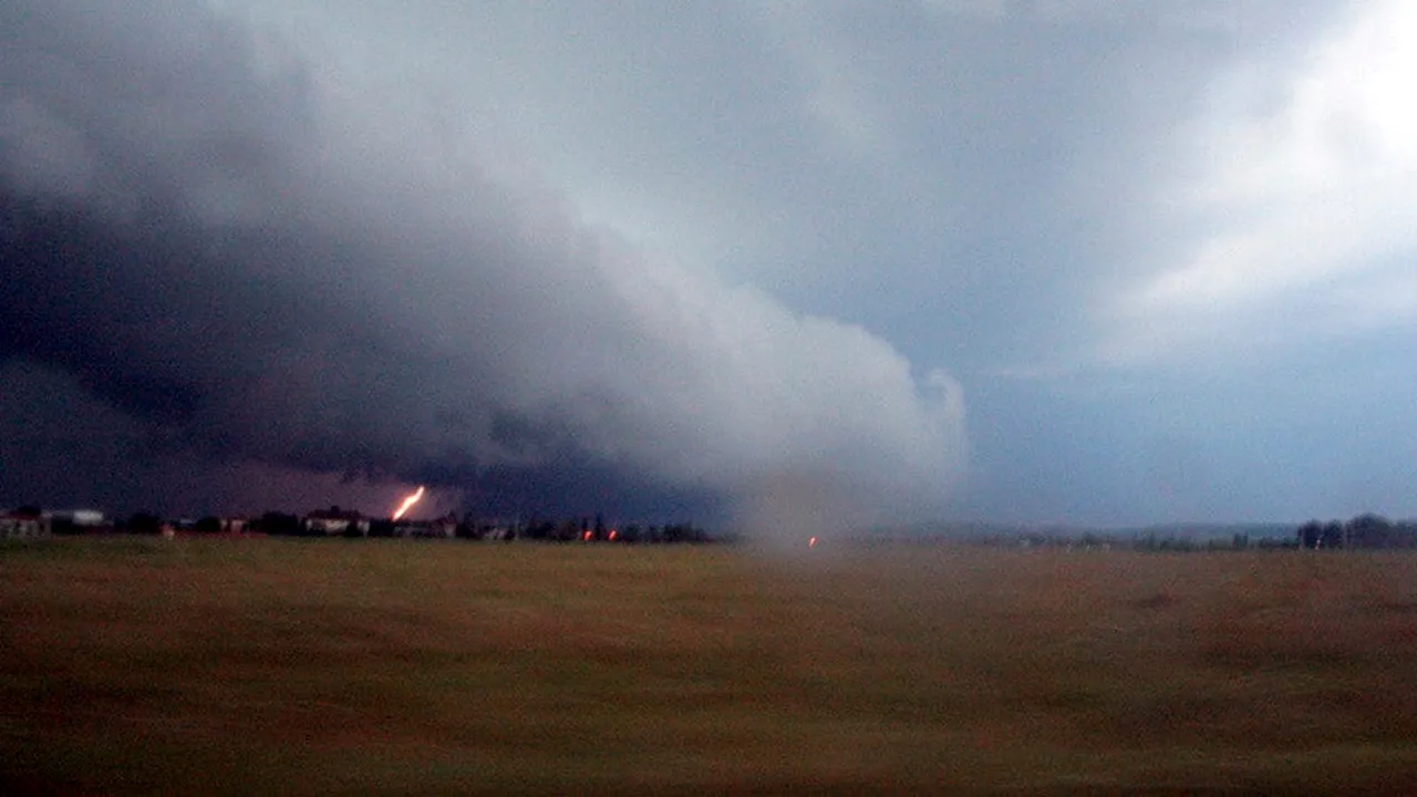 O femeie din Suceava a murit lovită de un trăsnet