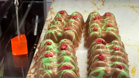 Cum a reacționat o studentă din Iași, după ce mâncat vestita ciocolată Dubai, pentru prima dată. A dat 40 de lei pentru o bucățică de 120 grame