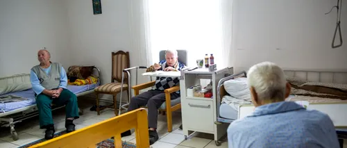 Condiții insalubre la un azil de bătrâni din Sibiu. Pacienții stau murdari și întinși pe podea! | VIDEO