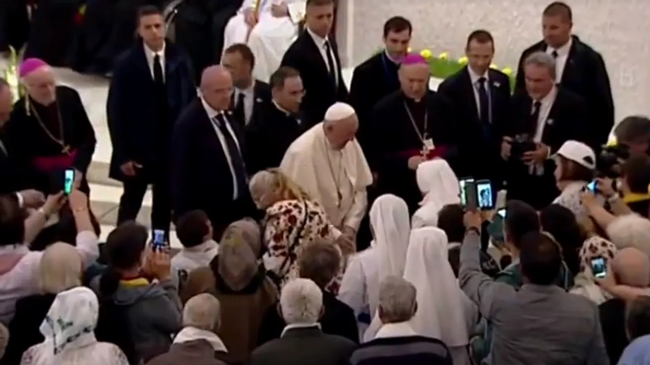 Mesajul Papei Francisc la Catedrala Sfânta Maria din Iași unde a sărutat pe frunte și a binecuvântat mai mulți copii bolnavi