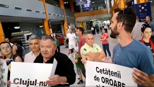 Parlamentarii PSD și ALDE, întâmpinați cu proteste pe Aeroportul Cluj