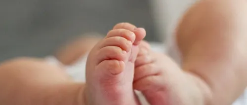 MĂRTURIE. Strigătul de ajutor al unei mame, internată cu bebelușul său suspect de coronavirus, în spitalul din Suceava: „I-au ieșit bube pe tot corpul”