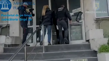 Cei doi bărbaţi din Gorj, tată și fiu, filmaţi înjurând agenți chiar în sediul Poliţiei, au fost REȚINUȚI. Ei sunt acuzați de ultraj