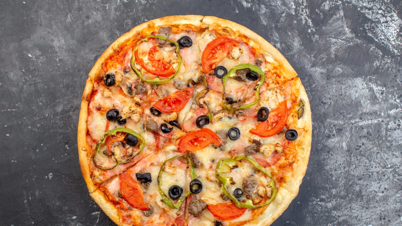 Cât costă o PIZZA sau un burger în Vama Veche