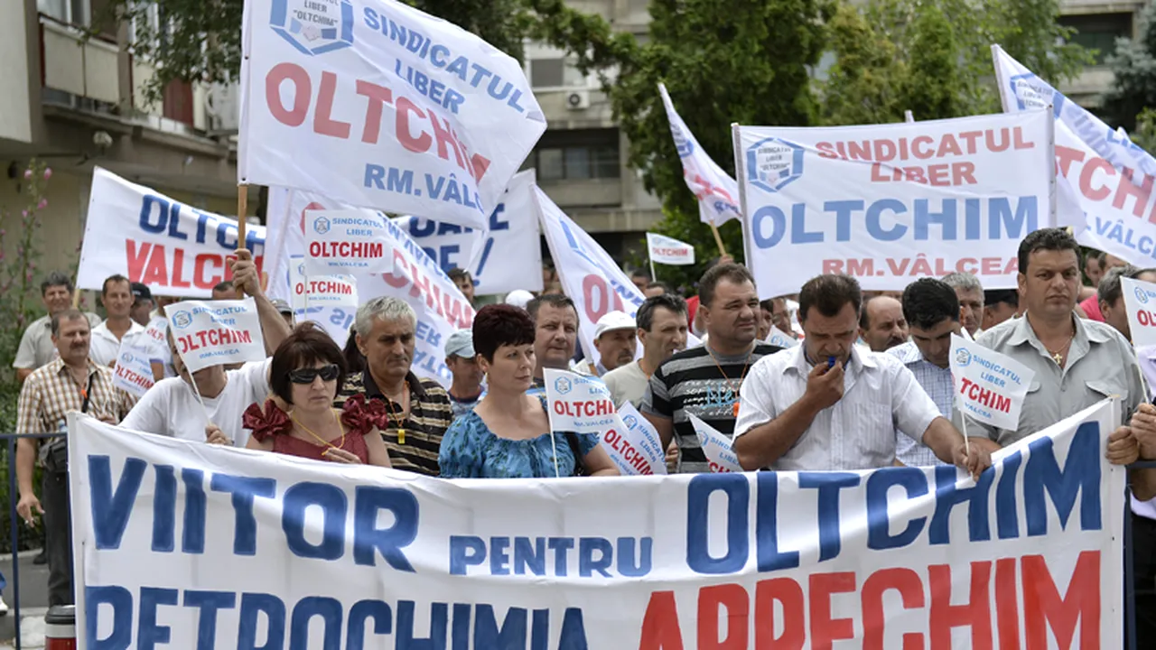 PROTESTE LA OLTCHIM. Angajații combinatului spun că vor renunța la manifestații doar când va fi reluată producția, iar ei își vor primi salariile restante