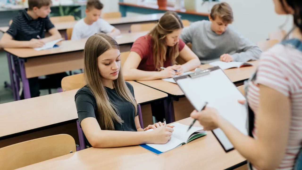 Unde se pot înscrie elevii care au rămas nerepartizați la licee. La privat, taxele ajung la 16.000 de euro pe an