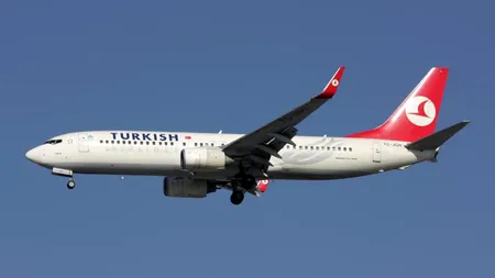 Un Boeing 737-800, cu 125 de pasageri la bord, a lovit în plin o pasăre. Cum arată zona de impact