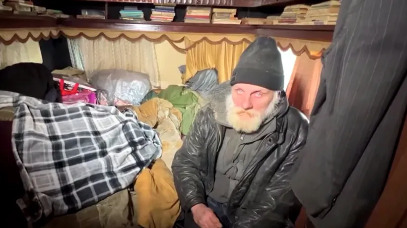 Povestea emoționantă a lui Viorel, un bărbat din Iași care locuiește într-o rulotă fără căldură și electricitate. Singura ALINARE sunt cărțile lui Jules Verne