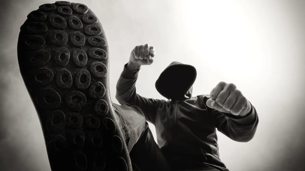 Măcinat de GELOZIE, un bărbat a pus la cale un plan malefic. Și-a „rupt în bătaie” iubita, iar pe rivalul său l-a împușcat și înjunghiat