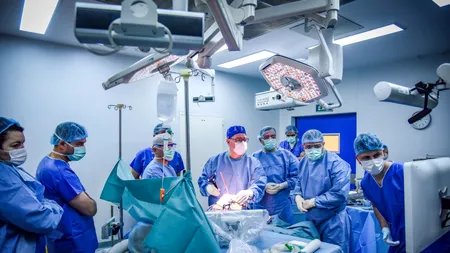 Noul standard în protezarea genunchiului: intervențiile asistate robotic