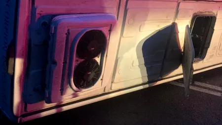 Buturuga mică a răsturnat carul mare, în Bacău. Un microbuz s-a răsturnat, după impactul cu un Logan / Șase persoane au fost rănite