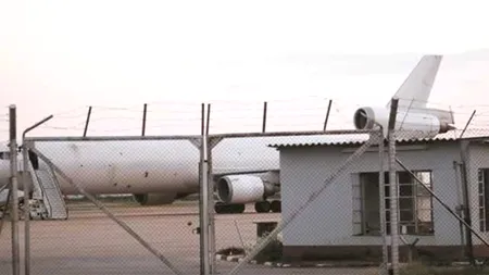 Un cadavru și sute de mii de dolari, găsite la bordul unui avion american