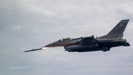 Statele Unite aprobă vânzarea de rachete AIM-120 AMRAAM, compatibile cu F-16, către România. Ce valoare are tranzacția inițială