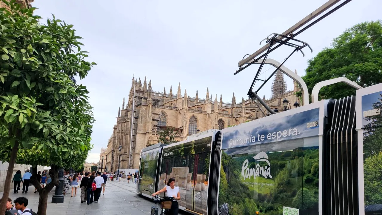 Castelul Peleș, Delta Dunării și Masa Tăcerii se mută pe străzile din Sevilla. „Rumanía te enspera”, campanie inedită de promovare turistică în Spania