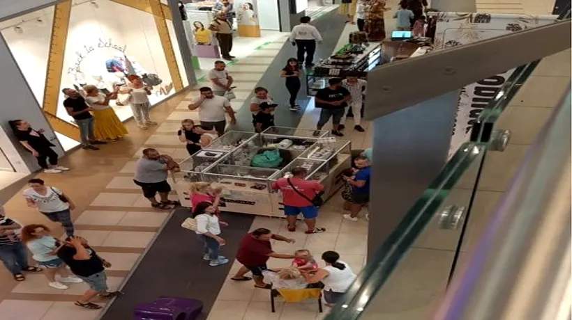 Un copil de un an și patru luni a căzut de la etaj într-un mall din Arad. Internat la Timișoara în stare gravă