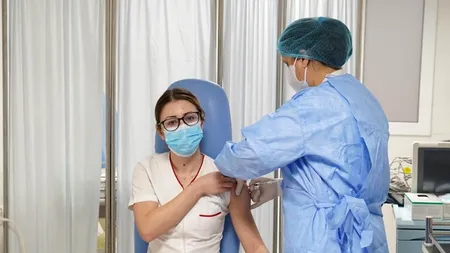Cine este Mihaela Anghel, primul cadru medical vaccinat anti-COVID. Are 26 de ani, face zilnic naveta pentru a ajunge la “Matei Balș” și a ales să devină doctor după operația de apendicită