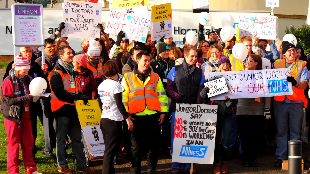 Premierul Theresa May amenință medicii britanici care vor să intre în grevă