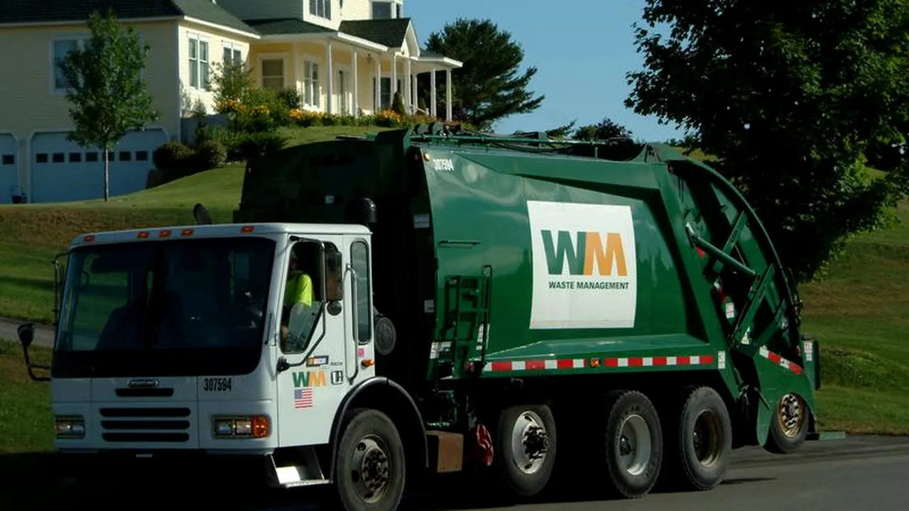 Ce au pățit doi americani în stare de ebrietate, care au adormit într-un tomberon din Florida