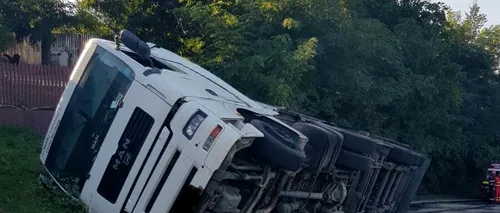 Trafic restricționat pe DN 1A în Prahova, după ce un TIR s-a răsturnat în șanț