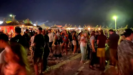 Medicii îi îndeamnă pe români să evite plajele aglomerate, mai ales dacă bate și vântul!