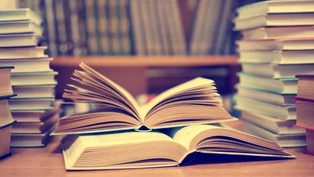 Lecturi de weekend: O istorie a vieții pe Pământ prin muzică, povești de spionaj și un roman SF fascinant